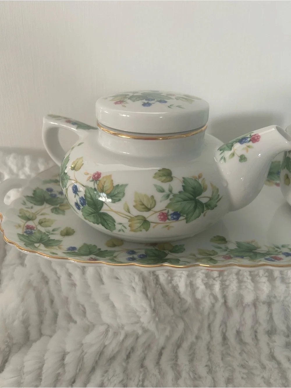 Andrea by Sadek Japan 2cup Teapot, Teacup & Serving Tray Raspberry Vine Pattern